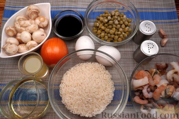 Жареный рис с морепродуктами, грибами и яичным блинчиком