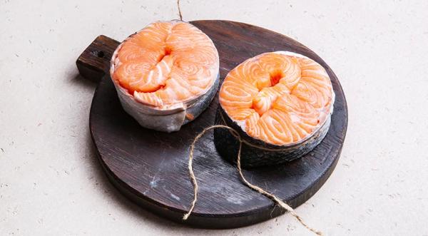 Круглый стейк из лосося с апельсиновым соусом