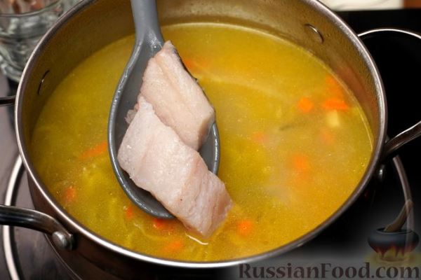 Рыбный суп с солеными огурцами и сливками