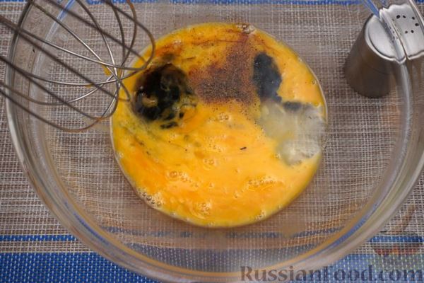 Жареный рис с морепродуктами, грибами и яичным блинчиком