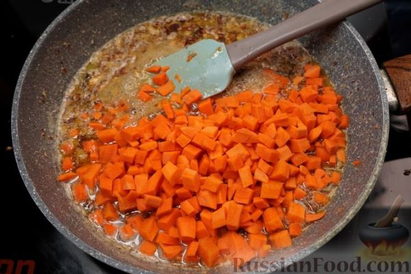 Пирог-перевёртыш на кефире, с морковью и орехами