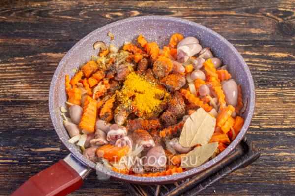 Тушеные куриные сердечки с луком и морковью