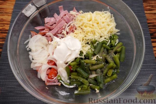 Салат с ветчиной, стручковой фасолью, помидорами и сыром