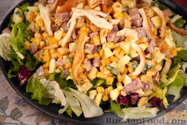 Салат с ветчиной, кукурузой и чесночными сухариками