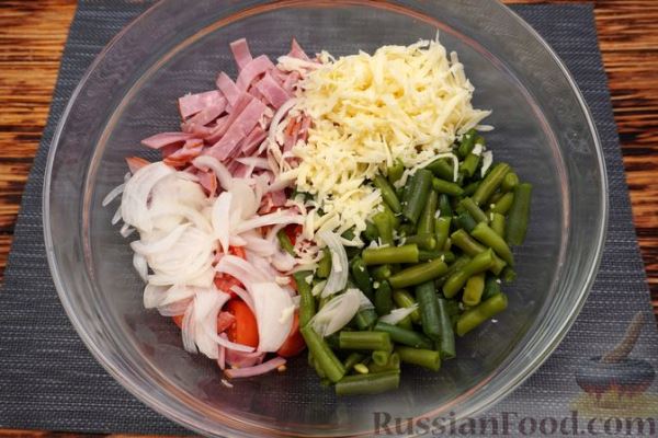 Салат с ветчиной, стручковой фасолью, помидорами и сыром