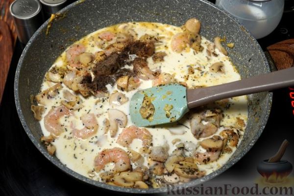 Лапша с креветками и грибами в сливочном соусе