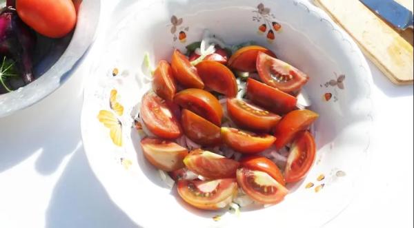Салат из помидоров Дачный