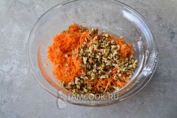 Постный морковный пирог с грецкими орехами