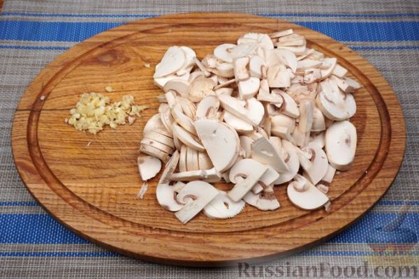 Лапша с креветками и грибами в сливочном соусе