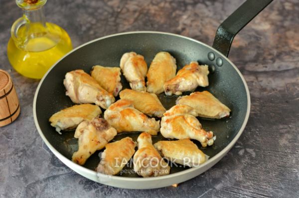Макароны с куриными крылышками на сковороде