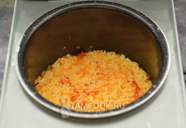 Рис с сосисками в мультиварке